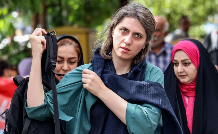 النظام الإيراني ينتقم من المتمردات على الحجاب