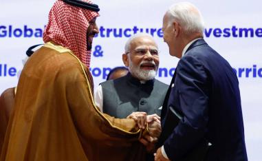 الرئيس الأميركي جو بايدن وولي العهد السعودي الأمير محمد بن سلمان ورئيس الوزراء الهندي ناريندرا مودي يتصافحون سوية في قمة العشرين في نيودلهي
