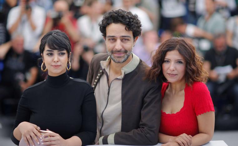  'الجميلة والكلاب'
