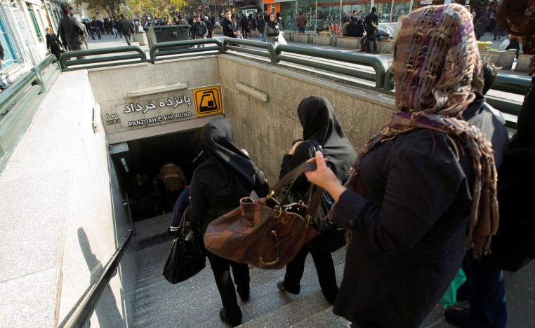النظام الإيراني يسعى إلى ترهيب المتمردات على الحجاب