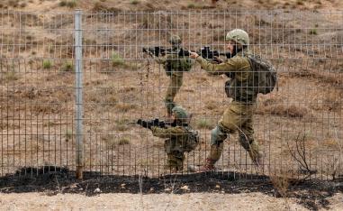جنود إسرائيليون يفتشون منطقة غلاف غزة