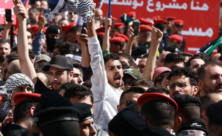 القوى الأمنية الأردنية تجهد لإبقاء الغضب الشعبي تحت السيطرة