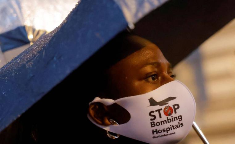 متظاهرة بريطانية أمام مقر الحكومة في لندن ضد القصف الإسرائيلي لمستشفى في غزة