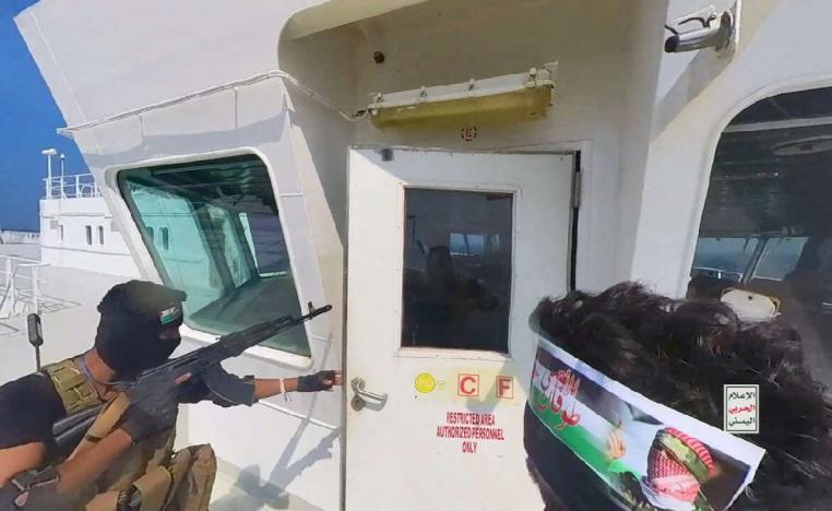 لحظة اقتحام مسلحين حوثيين لسفينة الشحن الاسرائيلية وفق لقطات نشرها اعلام جماعة الحوثي