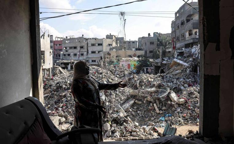 فلسطينية أمام ركام منزلها المدمر بالقصف الإسرائيلي لغزة