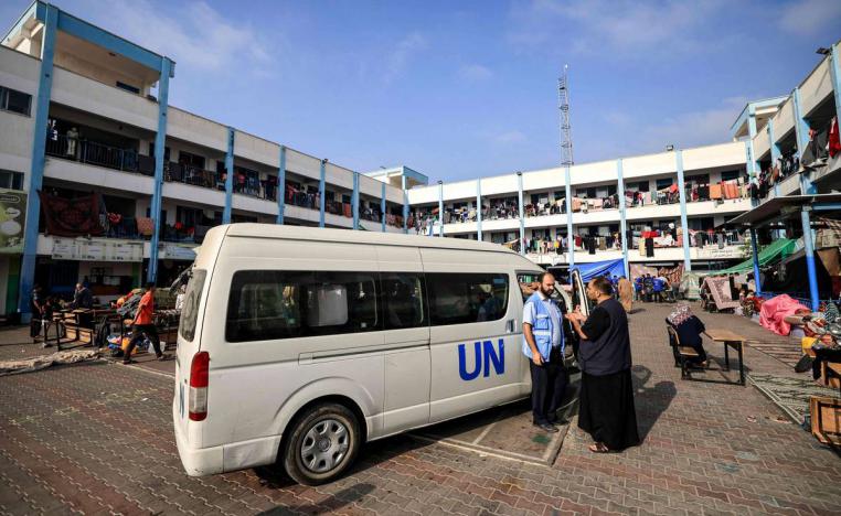 سيارة للأمم المتحدة وسط مدرسة مليئة باللاجئين الفلسطينيين في غزة