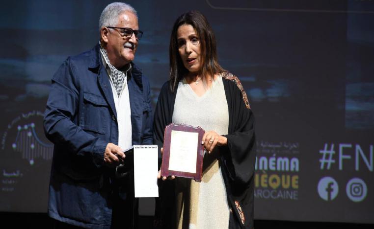 تسلم المخرجة جائزة النقد للفيلم الوثائقي