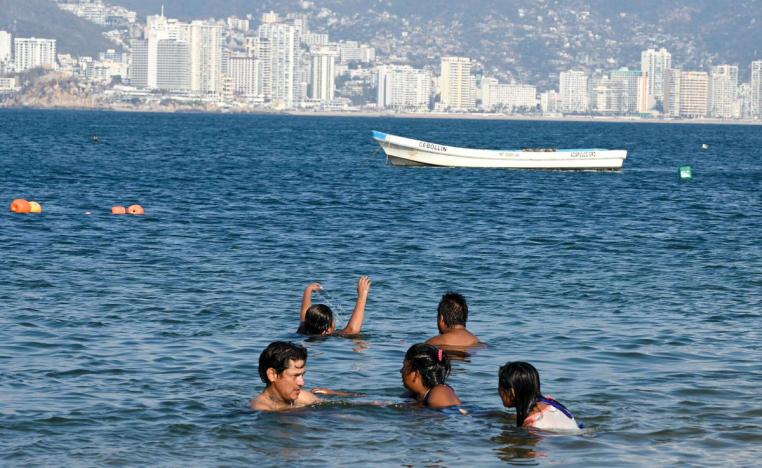 مصطافون يسبحون خلال شهر اكتوبر