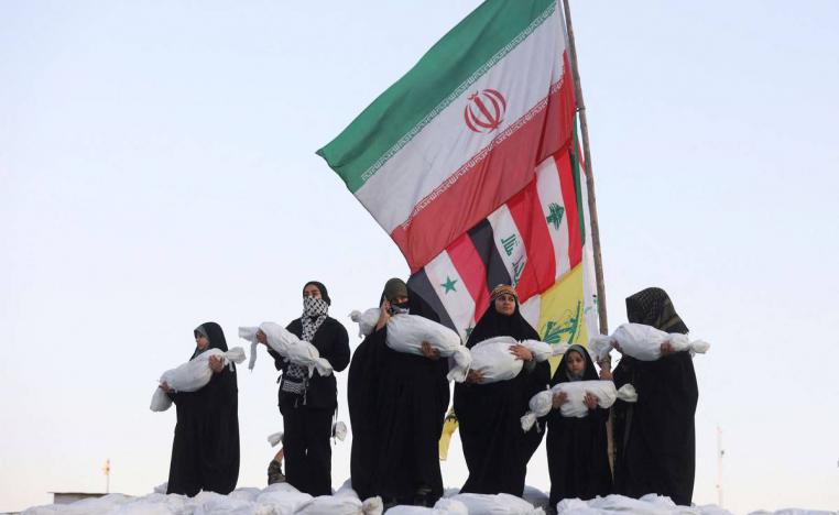 إيرانيون يحملون اكفانا رمزية لأطفال قتلوا في القصف الإسرائيلي لغزة