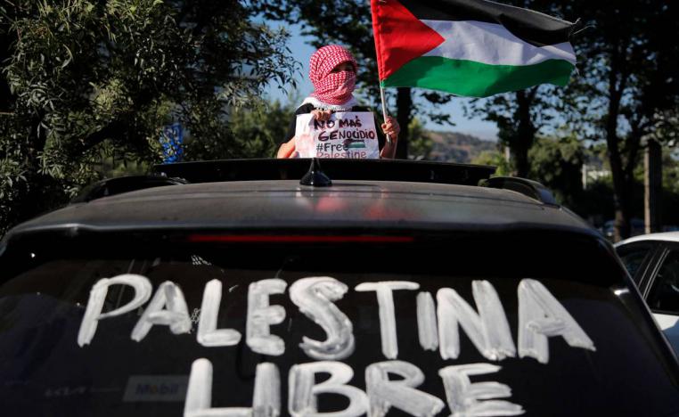 متظاهر في سانتياغو في تشيلي ضد الحرب في غزة