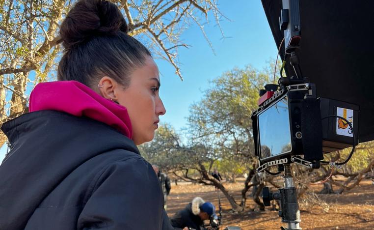 المخرجة أثناء تصوير فيلم 'بيت الحجبة'