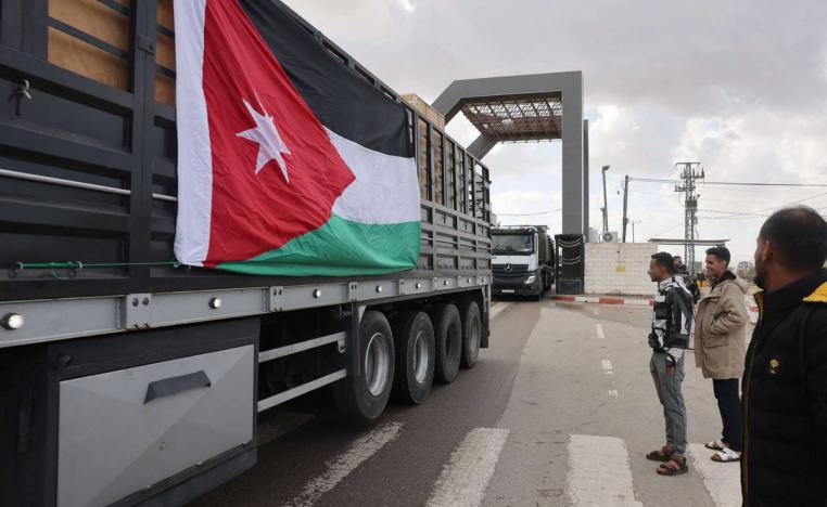 شاحنة مساعدات أردنية تمر عبر معبر رفح