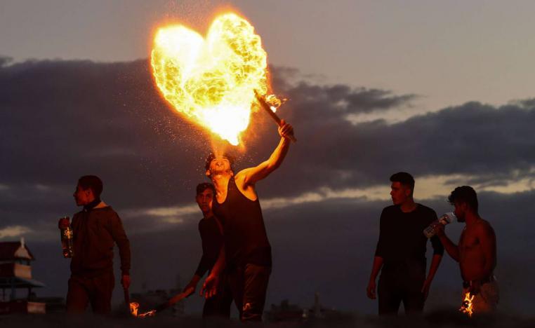 شباب فلسطينيون في غزة يستعرضون قدراتهم في نفخ النار (يناير 2023)