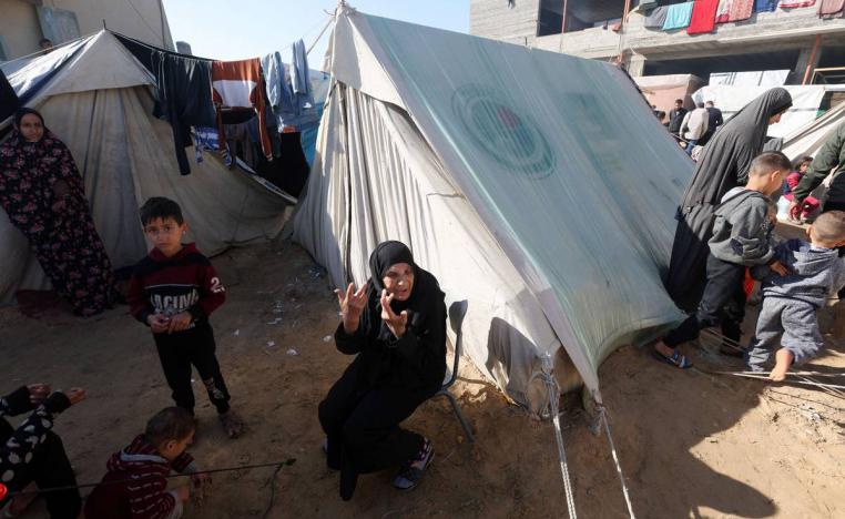 فلسطينيون في خيم بعد تدمير منازلهم في قصف إسرائيلي في غزة