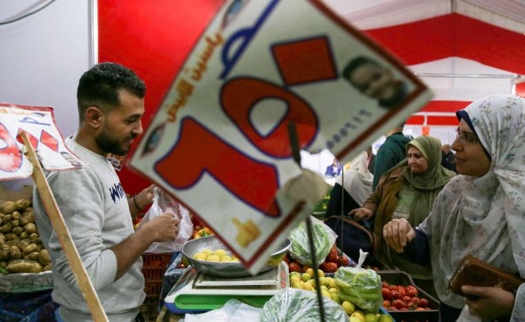 الاقتصاد المصري يعاني من معضلة التضخم وتراجع قيمة العملة