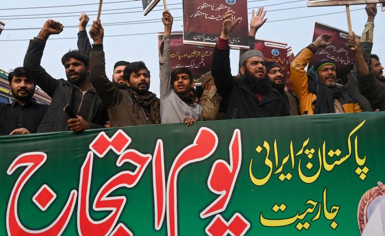 إيران وباكستان تتقلّبان بين توتر وآخر 