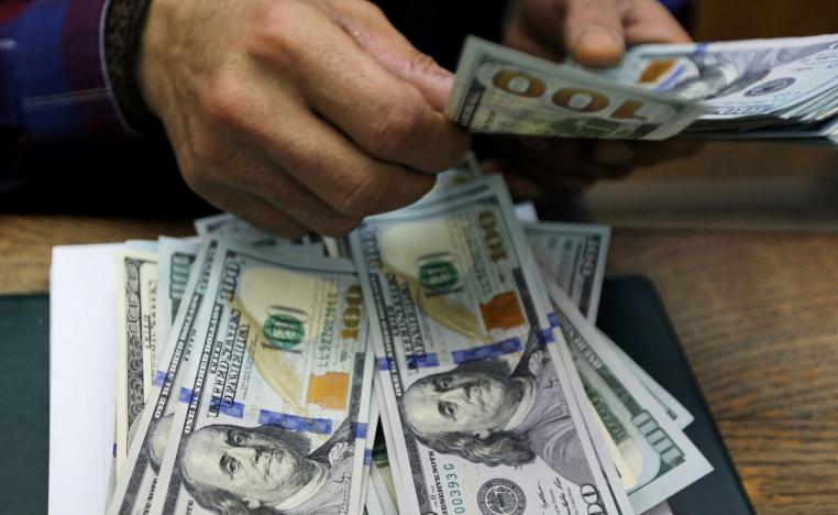 شحّ الدولار يعقّد أوضاع المصريين 