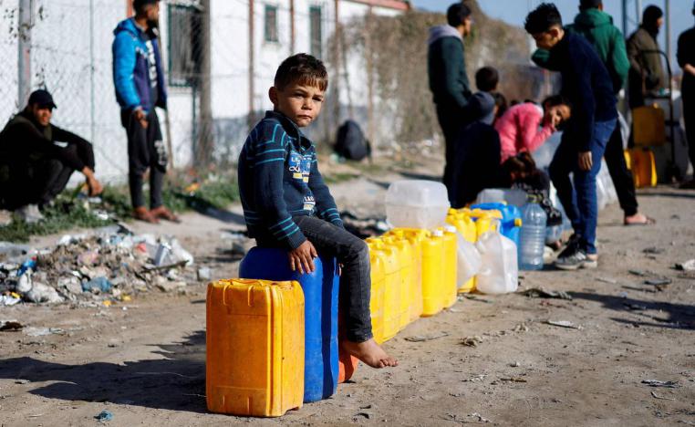 طفل فلسطيني في طابور انتظار الماء في رفح