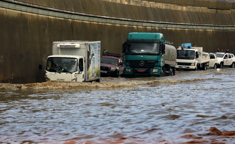 غزارة الأمطار حولت الطرقات إلى أنهار وبحيرات 