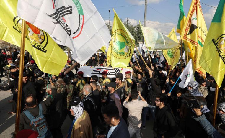 المئات من عناصر الحشد الشعبي وأنصاره يشيعون جنازة أحد قتلى الهجمات الأميركية