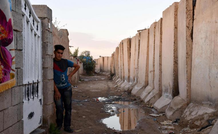 السور يعيق منذ العام 2008 حركة السكان المحاصرين داخله
