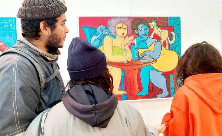 'خلف المرآة'