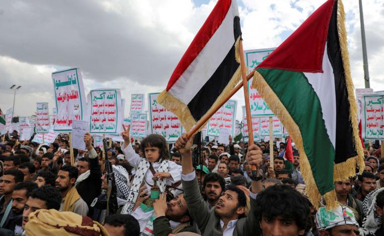 الحوثيون يؤكدون استمرارهم في استهداف الملاحة البحرية بذريعة دعم غزة