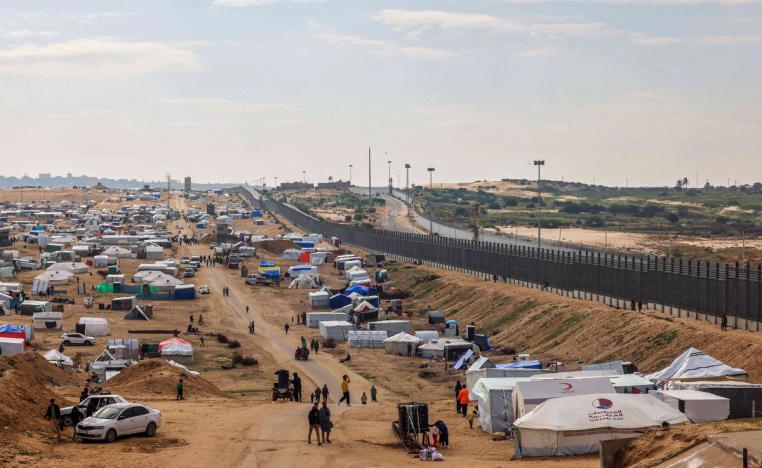 الفلسطينيون في مخيمات على الحدود مع مصر