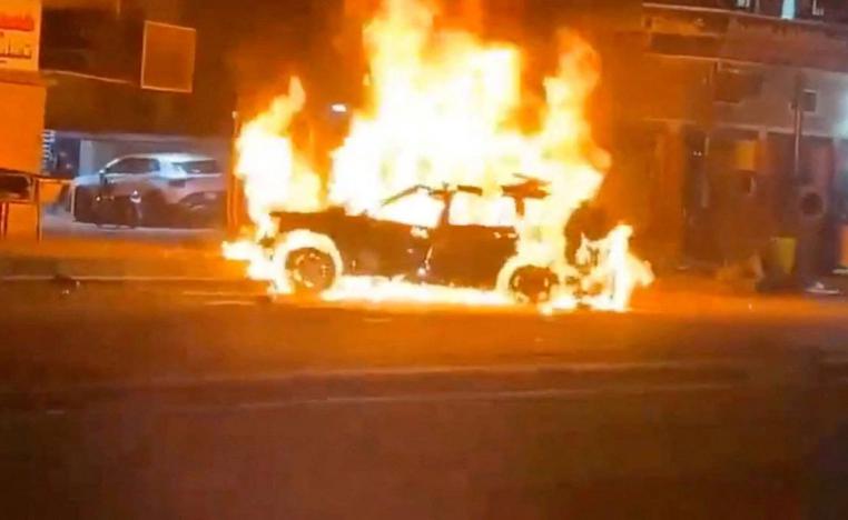 سيارة تحترق في بغداد بعد استهداف مسيرات أميركية لقيادي في ميليشيات عراقية