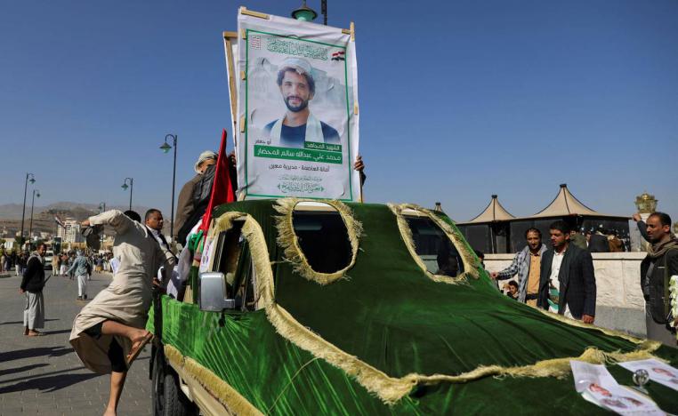 تشييع لمقاتل حوثي قتل في قصف أميركي على اليمن