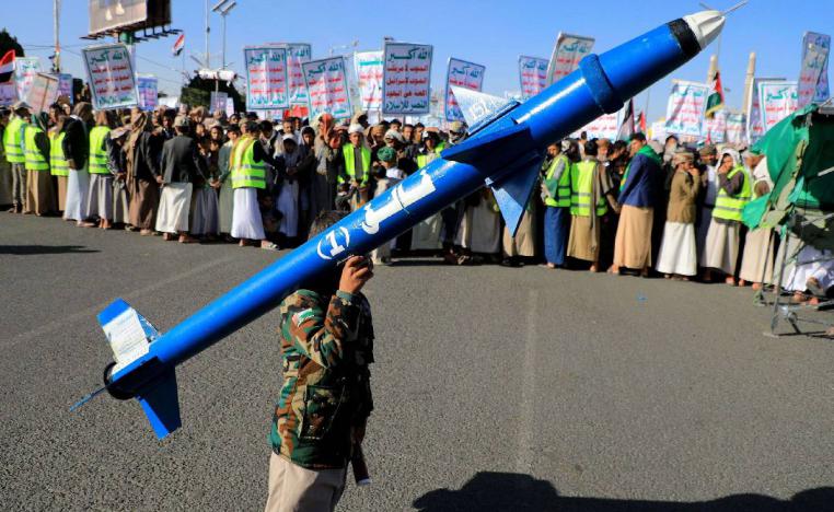 متظاهر حوثي يحمل صاروخا هيكليا في تظاهرة مؤيدة للفلسطينيين