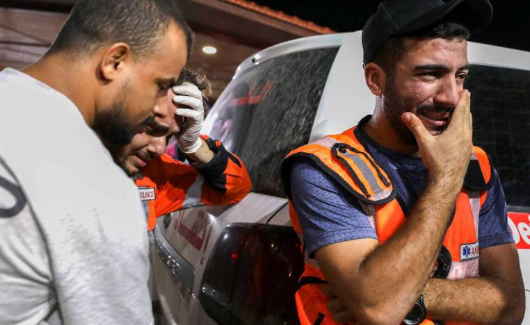 مسعفون فلسطينيون يبكون الضحايا في غزة