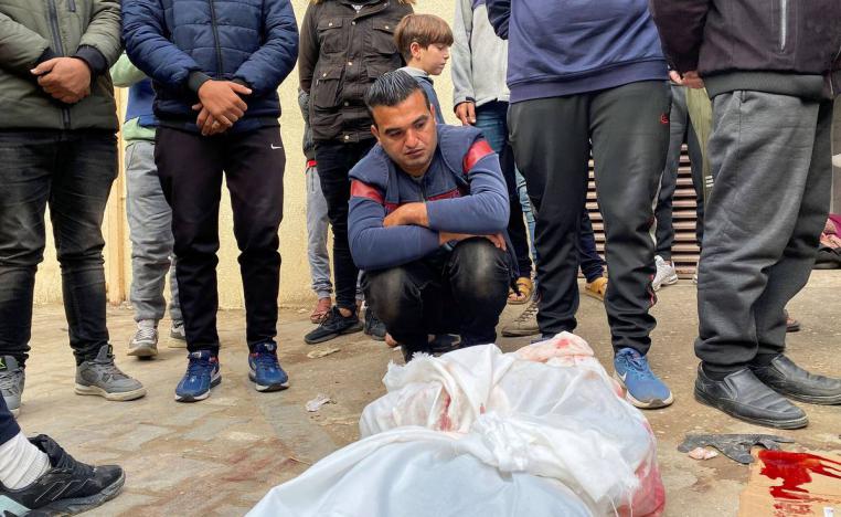 فلسطيني أمام جثمان لقريب له قتل في قصف إسرائيلي لغزة