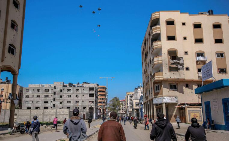 إسقاط المساعدات على غزة لا يخلو من مخاطر 