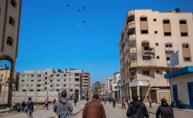 إسقاط المساعدات على غزة لا يخلو من مخاطر 
