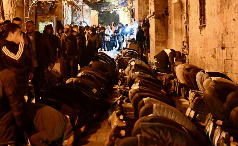 اسرائيل تسمح فقط للنساء والعجائز بالصلاة في الأقصى