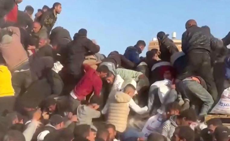 عمليات توزيع المساعدات تغرق في الفوضى 