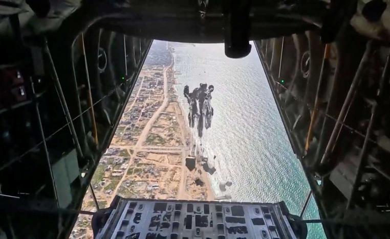 انزال المساعدات الشحيحة عبر الجو لا يلبي احتياجات السكان