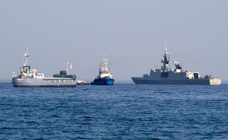 المساعدات تنقل إلى غزة على متن سفينة شحن وبارجة تقطرها سفينة إنقاذ