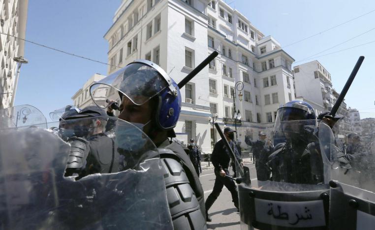 الجزائر نجحت في اخماد الحراك الشعبي بقوة القمع والاعتقالات وتكميم الأفواه