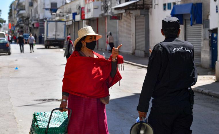 امراة تحادث شرطيا في احد شوارع تونس