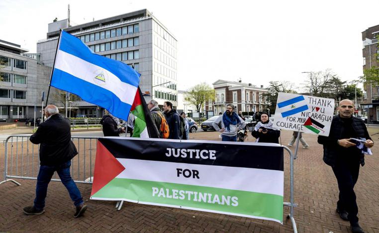 فلسطينيون يتظاهرون أمام مقر محكمة العدل الدولية دعما لمبادرة نيكاراغوا