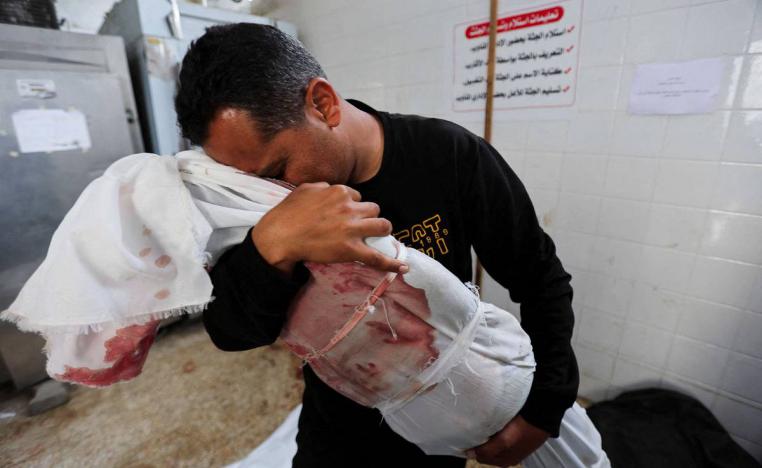 فلسطيني يستلم جثمان ابنه من مشرحة غزة