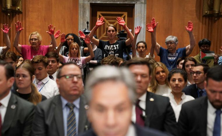 محتجون يهتفون بأن "يدي بلينكن ملطختين بالدماء"