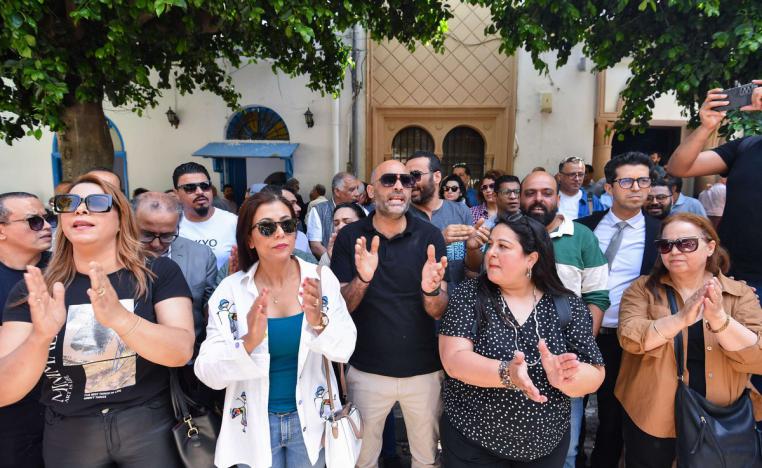 عشرات الصحافيين ينددون بمحاكمة الإعلاميين
