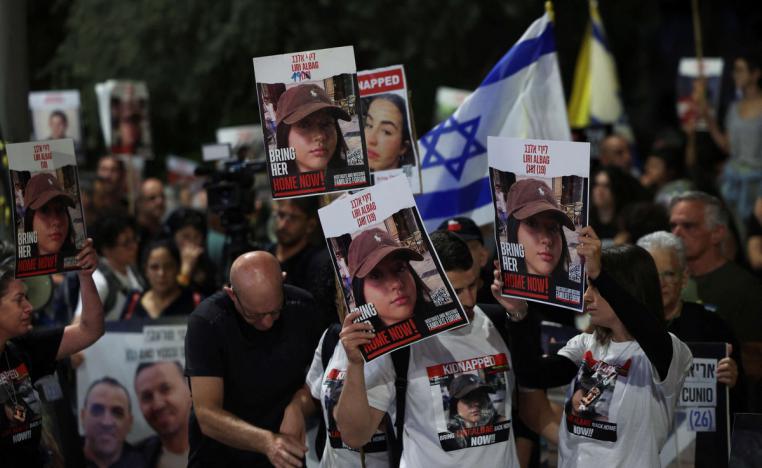 أهالي الرهائن الإسرائيليين يحمّلون الحكومة مسؤولية عرقلة تسوية الملف  