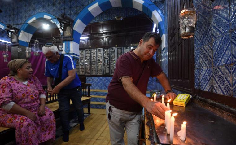 كنيس الغريبة يكاد يكون خاليا 