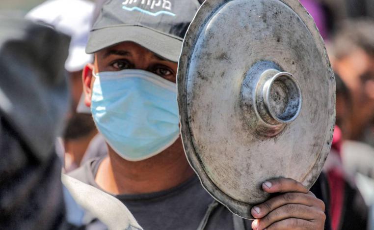 فلسطيني في طابور للطعام في مخيم دير البلح في غزة