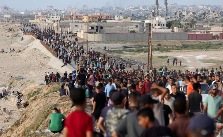 فلسطينيون يتجمعون بقرب رصيف أميركي لتسليم المساعدات