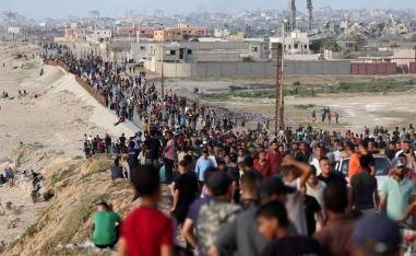 فلسطينيون يتجمعون بقرب رصيف أميركي لتسليم المساعدات